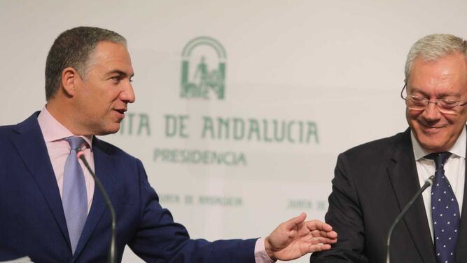 Elías Bendodo y Rogelio Velasco, en la presentación del Plan para el Brexit