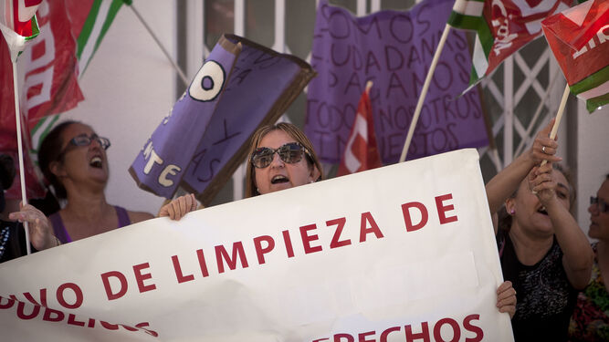Protesta de las limpiadoras de los colegios llevada a cabo en el año 2016.