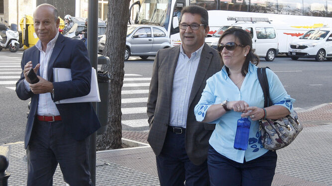 Antonio Peña (centro), junto a Juan Antonio Liaño y Auxiliadora Delgado, ex ediles de Rota, a las puertas del la Audiencia durante el juicio del caso Uniformes en el que los tres resultaron  absueltos.