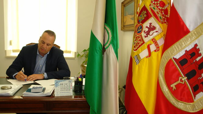Juan Carlos Ruiz Boix, alcalde de San Roque, en su despacho.
