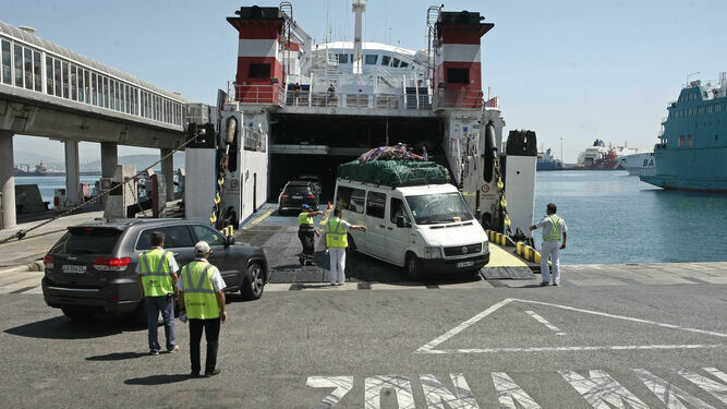 Vehículos desembarcando en el puerto de Algeciras.