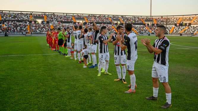 Los jugadores del Badajoz saludan en su primer partido en casa de la temporada.