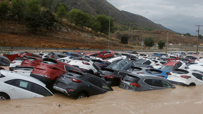 Decenas de vehículos arrastrados por la riada en un depósito de Orihuela.