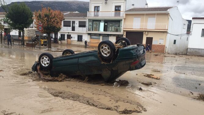 Veh&iacute;culo afectado por las inundaciones en Villanueva del Trabuco