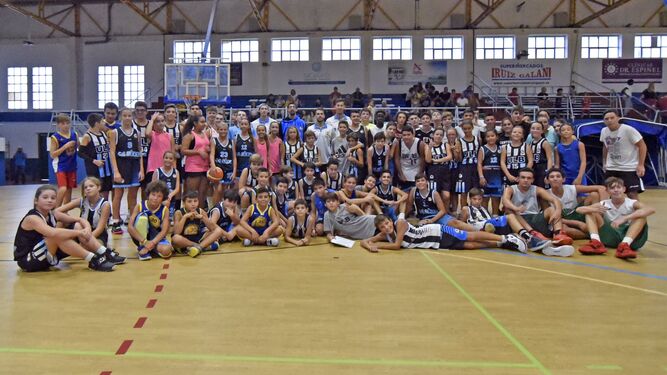 Los participantes en la jornada de baloncesto 3x3 de La Línea