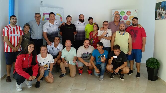 El presidente y jugadores del Ciudad de Algeciras, en la visita al servicio de ocio de Apadis.