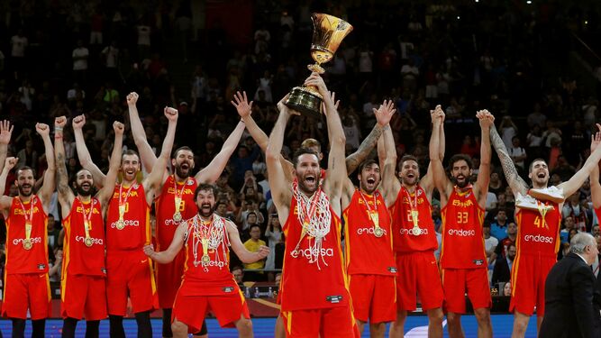Rudy Fernández levanta el trofeo de campeón del mundo de baloncesto.