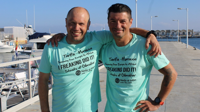 Los dos letones que lograron completar la travesía, tras su regreso a Tarifa