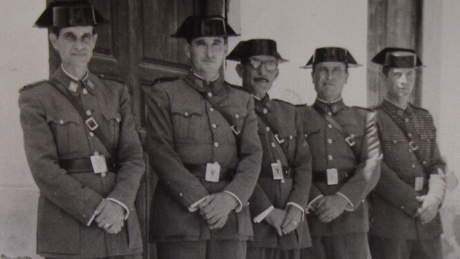Guardias civiles del puesto de El Zabal en 1965.