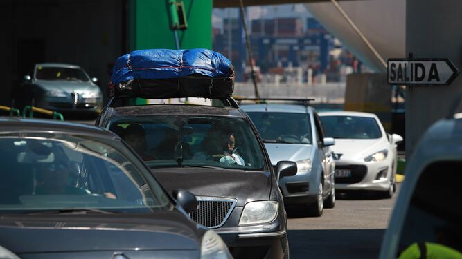 Varios vehículos desembarcan de un ferry recién llegado al Puerto de Algeciras