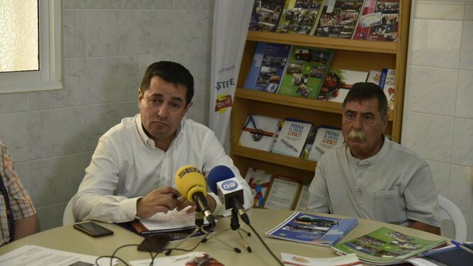 El doctor Gutiérrez Chico (izquierda), durante una rueda de prensa.