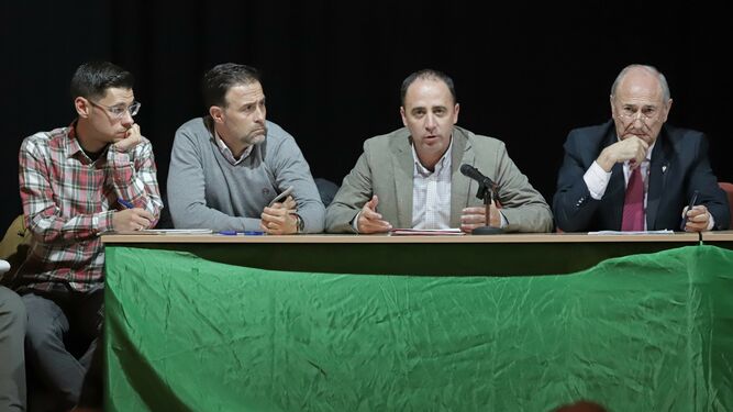 Escámez, García, Casas y Álvarez, en una asamblea de socios.