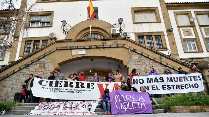 Protesta ante el CIE de Algeciras pidiendo su cierre, el pasado mes de enero.