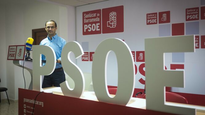 El alcalde, Víctor Mora, en la sede del PSOE de Sanlúcar.