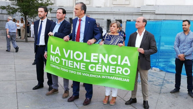 Javier Ortega-Smith, en el centro de la imagen, sostiene la pancarta junto a otros militantes de Vox.