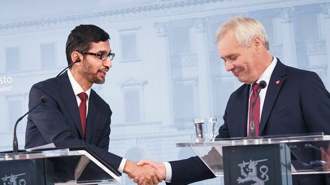Sundar Pichai, CEO de Google, saluda al primer ministro de Finlandia, Antti Rinne, en Helsinki.