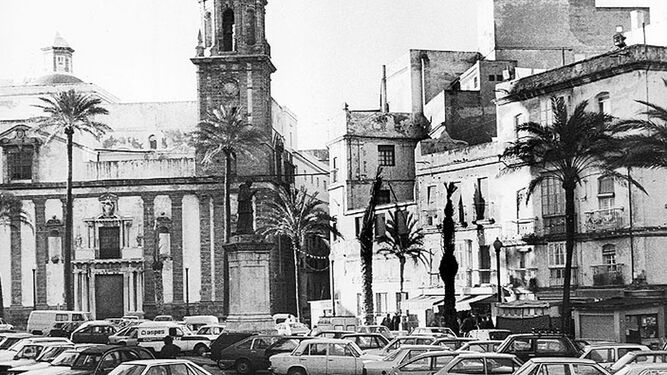 Imagen de la plaza de la Catedral de Cádiz en los 70, cuando estaba destinada a bolsa de aparcamiento.
