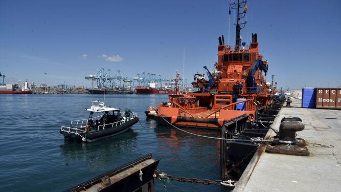 Una embarcación de Salvamento Marítimo, atracada en el Puerto de Algeciras.