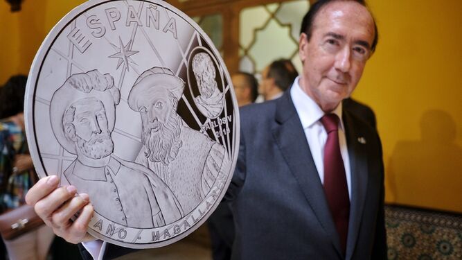 El director de la Real Casa de la Moneda muestra una réplica de la moneda conmemorativa.