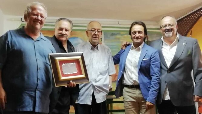 Téllez, Antonio Martínez, Luis Soler, el bailaor David Morales y el presidente de la peña, Enrique Morales