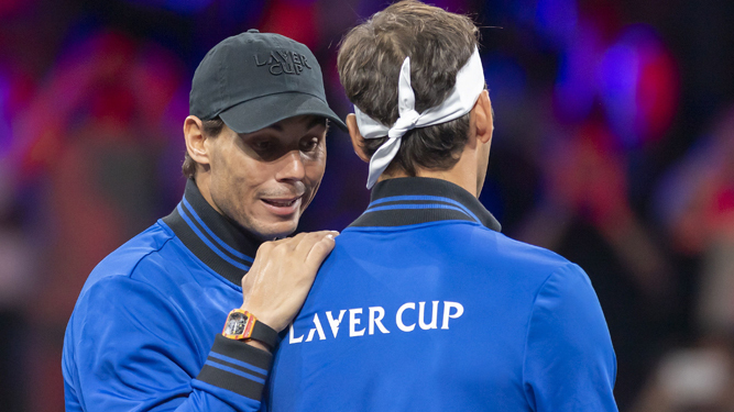 Rafa Nadal conversa con Roger Federer en la Copa Laver.