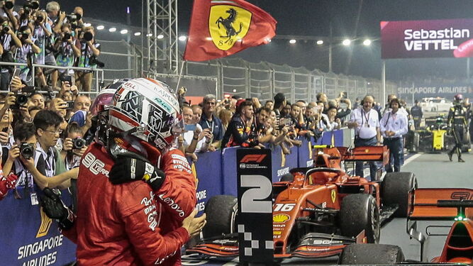 Vettel y su compañero Leclerc se abrazan tras firmar el doblete en Singapur.