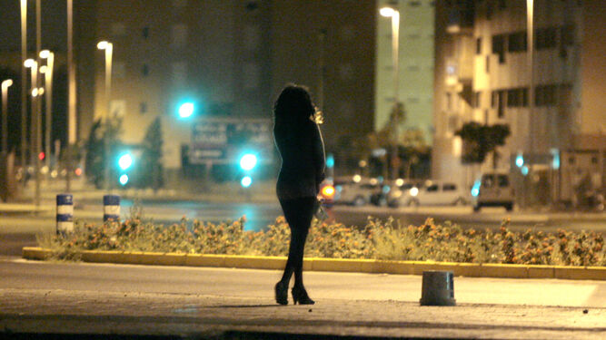 Una prostituta busca clientes a pie de calle.