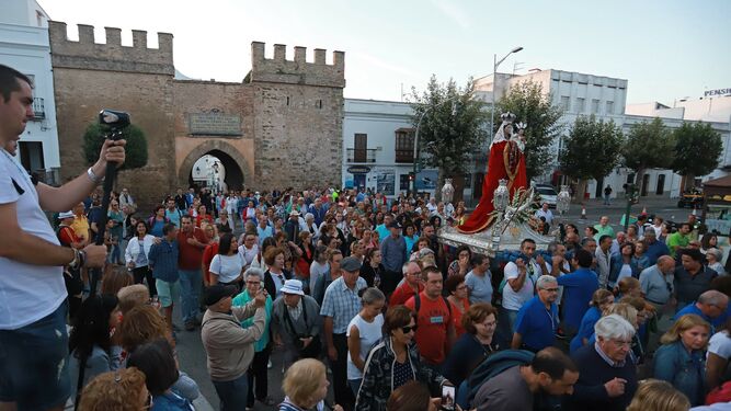 La Virgen de la Luz, momentos después de cruzar el arco de la Puerta de Jerez, se dirige hacia Batalla del Salado.