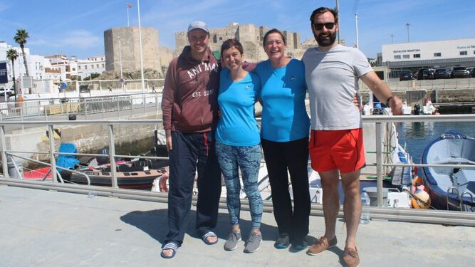 Los cuatro nadadores llegados desde Irlanda, en el puerto de Tarifa