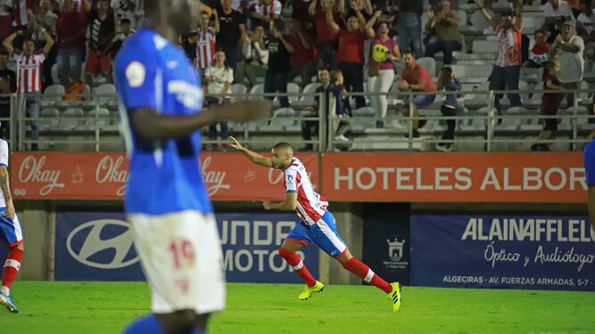 Pablo Ganet corre para celebrar su gol al Sevilla Atlético.