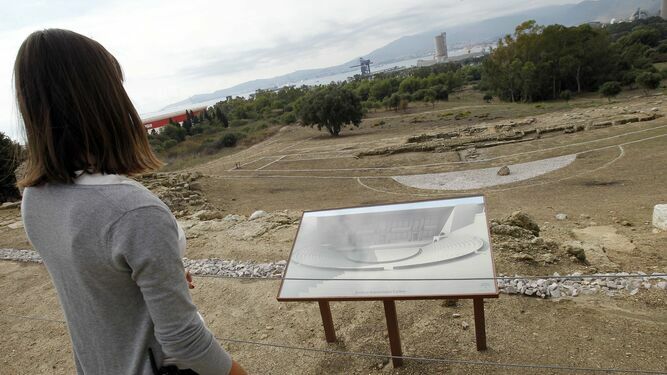 Una mujer observa el teatro romano de Carteia, en San Roque.