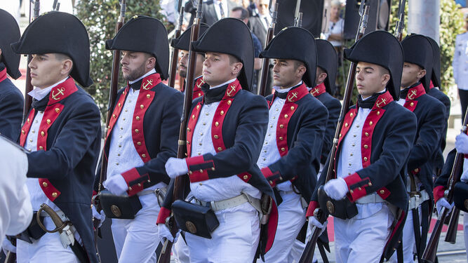 Infantes de marina ataviados con el uniforme histórico, en un solemne izado de la bandera.