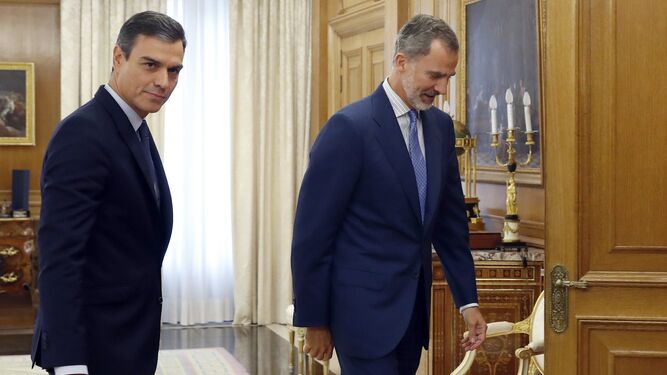 El rey Felipe VI recibe en audiencia al presidente del Gobierno en funciones, Pedro Sánchez), el pasado 16 de septiembre, en el Palacio de la Zarzuela, durante la segunda jornada de la ronda de consultas.