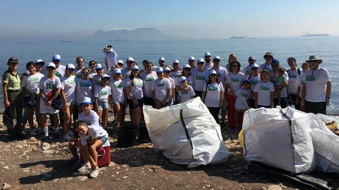 Participantes en la limpieza de la playa algecireña.
