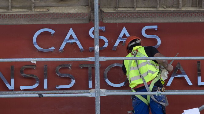 Un operario, durante la colocación de las letras en la fachada principal del Ayuntamiento.