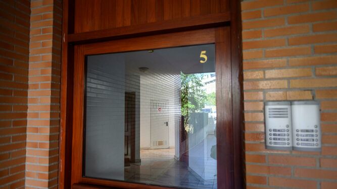 El portal número 5 de la calle Santa Ana de Castro Urdiales, donde se ha producido el suceso.