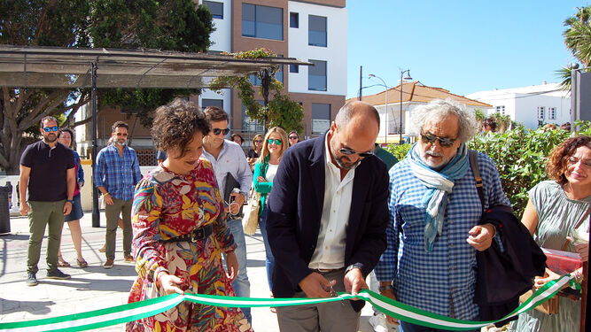 Sara Lobato, Miguel Alconchel y José Chamizo cortan la cinta inaugural del nuevo Centro de Orientación Familiar.