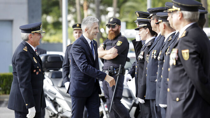 Grande-Marlaska saluda representantes de la Policía Nacional a su llegada ayer a Zona Franca.