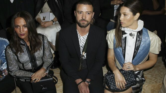Timberlake y su mujer, Jessica Biel, en el desfile de Louis Vuitton.