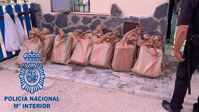 Los fardos de hachís recuperados por la Policía Nacional.