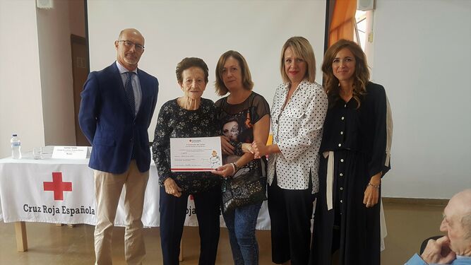 La ganadora del segundo Concurso de Cartas a los Abuelos con su abuela, responsables del centro y la concejala de Mayores.