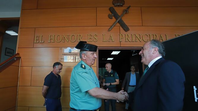 El coronel Jesús Núñez recibe al alcalde de Algeciras, José Ignacio Landaluce, en la comandancia.