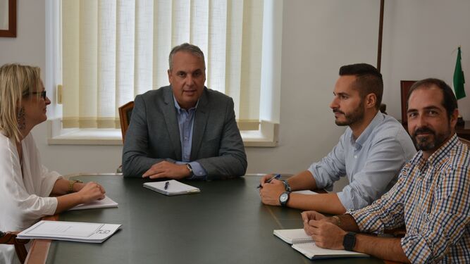 Juan Carlos Ruiz Boix y Mario Fernández junto a técnicos municipales y de la Diputación.