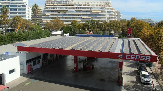 Los paneles solares, ya instalados en una gasolinera de Cepsa en Marbella