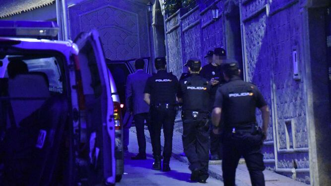 Agentes de la Policía Nacional, en uno de los registros practicados en Ceuta.
