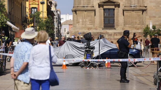 Un Rolls Royce del rodaje de 'The Crown' cubierto en la calle Molina Lario de Málaga, frente a la catedral, el pasado domingo.