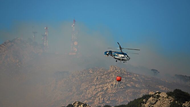 Un helicóptero vierte agua sobre el frente del Tajo de las Escobas.