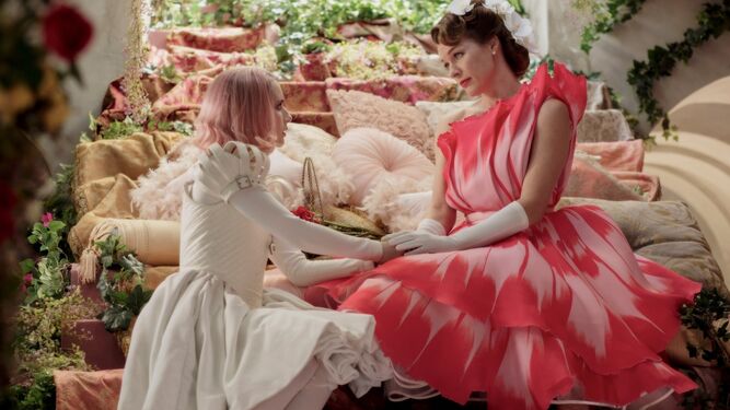Emma Roberts y Milla Jovovich en una imagen de 'Paradise Hills'.