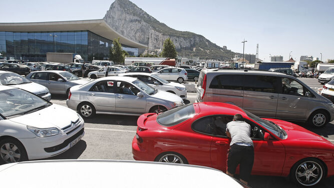 Numerosos vehículos esperan su turno para salir de Gibraltar hacia España.