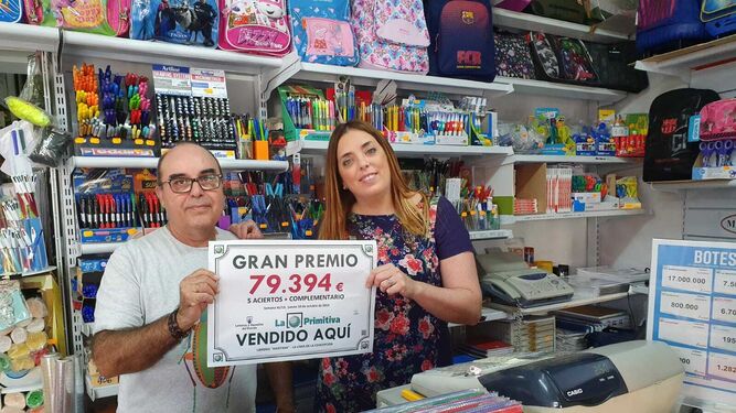 Sergio Jiménez y Anabel Sánchez, de la Papelería Martana, muestran un cartel con el premio.